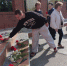 воспитанник центра возлагает цветы у стеллы россиянам - Социально-реабилитационный центр для несовершеннолетних